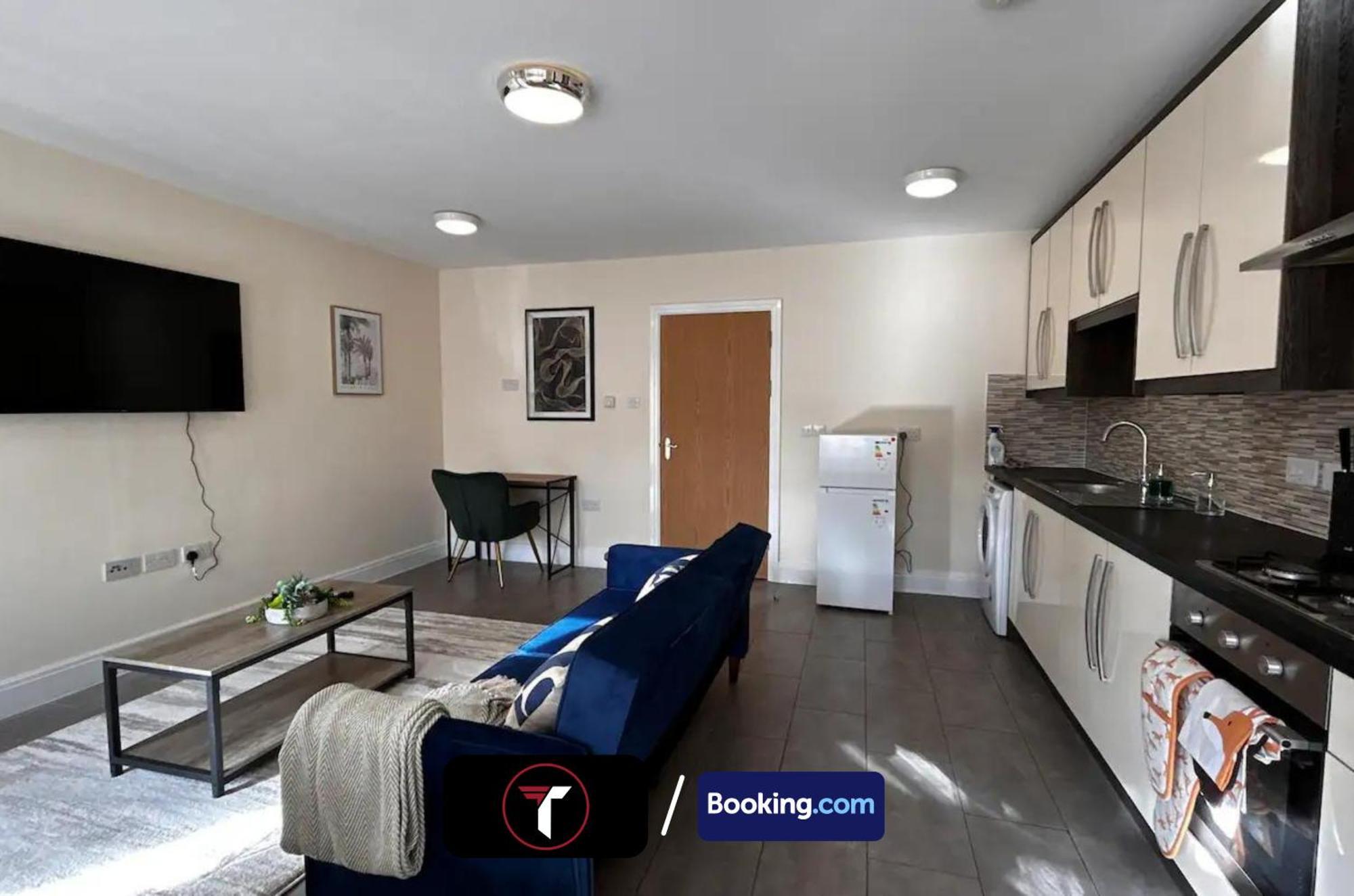 Stylish 2 Bedroom Flat By Tara Stays Short Lets & Serviced Accommodation Watford With Free Parking & Nearby Warner Studios Εξωτερικό φωτογραφία
